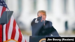 Arhiva: Donald Trump govori tokom protesta povodom navodne izborne krađe u Washingtonu 6. januara 2021. (Foto: REUTERS/Jim Bourg)