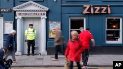 Polisi di luar sebuah restoran Italia di Salisbury, Inggris, Selasa 6 Maret 2018, dekat tempat mantan agen mata-mata Rusia Sergei Skripal dan putrinya ditemukan dalam kondisi kritis, Minggu (4/3) setelah terpapar dengan "zat yang tidak diketahui".