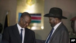Le vice-président sud-soudanais Taban Deng Gai, à gauche, parle avec le président Salva Kiir, à droite, dans le palais présidentiel à Juba, Soudan du sud, le 26 juillet 2016.