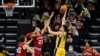 Luka Garza (55, Iowa Hawkeyes) šutira na koš preko igrača Indiana Hoosiersa, 21.01.2021.