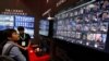 Teknologi pengenalan wajah diperagakan pada stand DeepGlint dalam China Public Security Expo di Shenzen, China, 30 Oktober 2017 (foto: REUTERS/Bobby Yip)