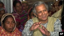 গ্রামীন ব্যাঙ্ক প্রতিষ্ঠাতা ডঃ মুহাম্মাদ ইউনুস ঢাকার কাছে কালামপুর গ্রামের মানুষকে তাঁর ক্ষুদ্র ঋণ পদ্ধতি ব্যাখ্যা করছেন। ফাইল ফটোঃ ২১ জানুয়ারি, ২০০৪। 
