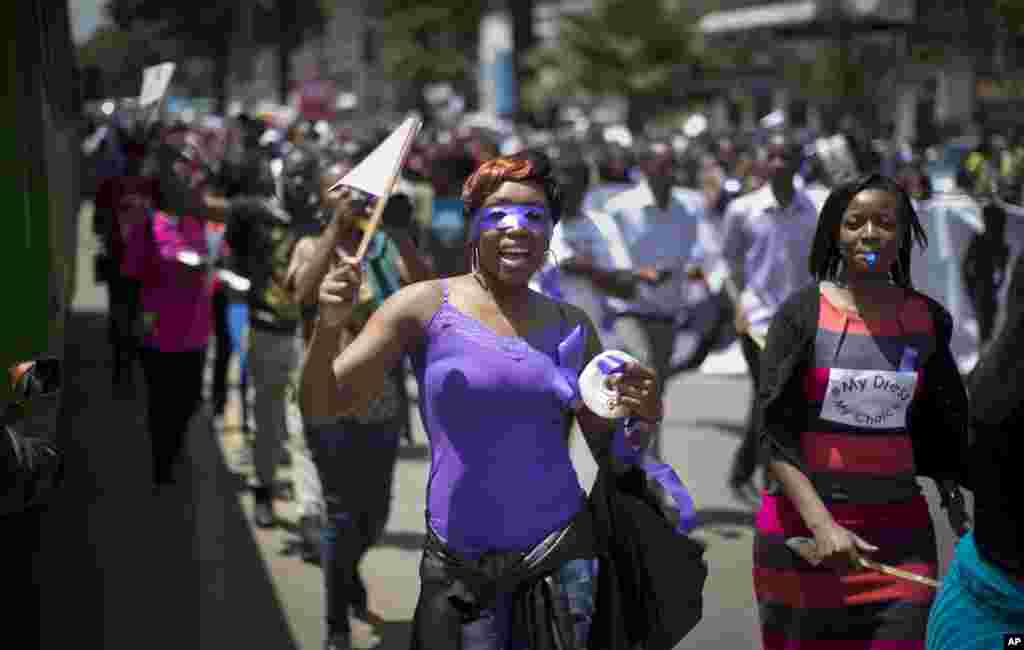 Des kenyanes protestent pour le droit de porter des vêtements selon leur choix, lors d&#39;une manifestation dans le centre de Nairobi, au Kenya lundi 17 novembre 2014. Un récent incident au cours duquel une foule d&#39;hommes a entouré une femme et déchiré les vêtements de cette dernière, la laissant nue sur la rue en face d&#39;un arrêt de sous prétexte qu&#39;elle était mal habillée, est une de ces nombreuses vidéos qui ont circulé en ligne ces derniers jours causant une vague de colère qui a incité environ 1000 manifestants, dont un certain nombre d&#39;hommes appuyant la cause des femmes, à marcher lundi dans les rues de Nairobi. (AP Photo / Ben Curtis)