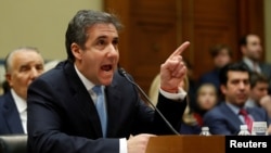 លោក Michael Cohen អតីត​មេធាវី​ផ្ទាល់ខ្លួន​របស់​លោកប្រធានាធិបតី Donald Trump បាន​ធ្វើ​សក្ខីកម្ម​នៅ​ចំពោះមុខ​គណៈកម្មាធិការ​ស៊ើបអង្កេត​របស់​សភា​កាល​ពី​ថ្ងៃពុធ ទី២៧ ខែកុម្ភៈ ឆ្នាំ២០១៩។ 