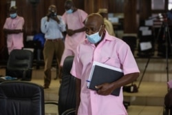 Paul Rusesabagina, yang kisahnya menginspirasi film "Hotel Rwanda", mengenakan seragam penjara berwarna merah muda saat menghadiri sidang jaminan di pengadilan di Ibu Kota Kigali, Rwanda, Jumat, 25 September 2020. (Foto: AP)