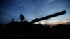 Izraelski vojnik na tenku blizu granice sa Gazom .(Foto: REUTERS/Alexander Ermochenko)