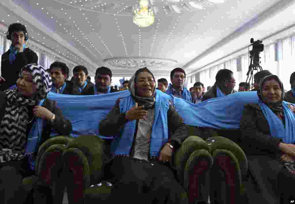 Kandidat wakil presiden Habiba Sarabi (tengah) dalam sebuah kampanye di Kabul (17/3).&nbsp;(Reuters/Omar Sobhani)