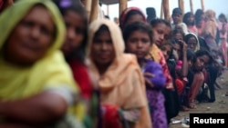 Para pengungsi Rohingya antri untuk menerima bantuan kemanusiaan di kamp pengungsi Balukhali dekat Cox's Bazar, Bangladesh, 26 Oktober 2017. 