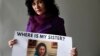 Rushan Abbas montrant une photo de sa soeur, Gulshan Abbas, une des nombreuses Ouïghoures détenues, selon elle, dans un camp de rééducation chinois, Washington, le 17 décembre 2018. 