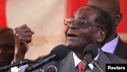Le président Robert Mugabe tient un discours lors d’un meeting de la ZANU-PF à l’aéroport international d’Harare, Zimbabwe, 24 septembre 2016.
