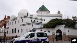 Sebuah mobil polisi melaju melewati Masjid Besar di Paris, Jumat, 15 Maret 2019. (Foto: AP Photo/Francois Mori). Pihak berwenang Perancis akan menggeledah puluhan masjid dan mushola yang dicurigai menyebarkan ajaran radikal Islam di negara tersebut.