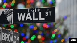 Le signe de Wall Street à la Bourse de New York (NYSE) le 9 décembre 2020 à New York. (Photo par Angela Weiss / AFP)