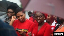 Para aktivis menekan pemerintah Nigeria untuk menemukan para siswi yang diculik April lalu, di Lagos (5/7). (Reuters/Akintunde Akinleye)