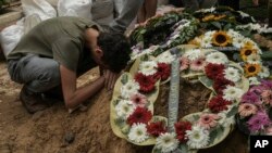 Mwanamme akiomboleza kwenye kaburi mjini Jerusalem Okt 9 2023