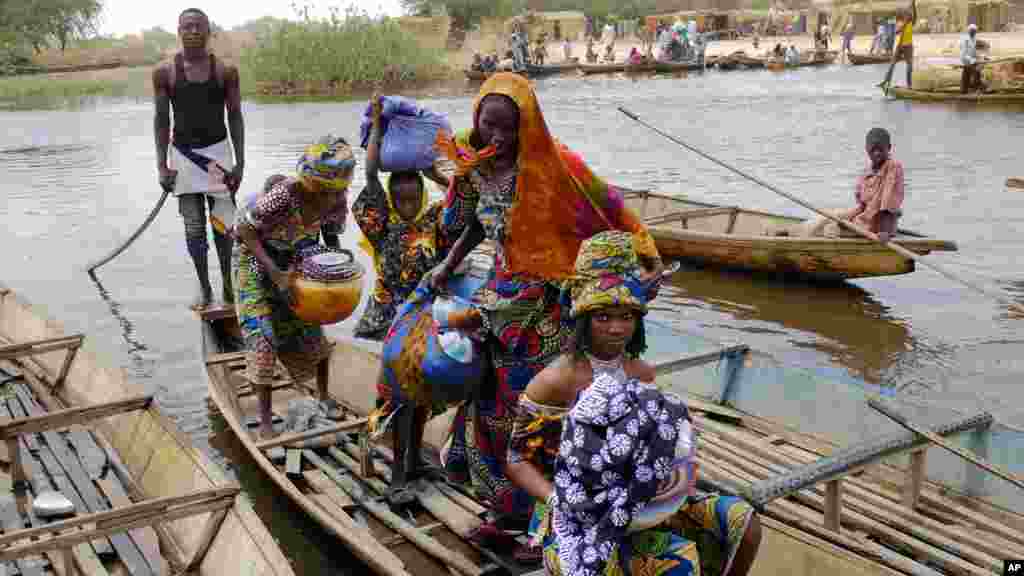 &nbsp;Wasu matan Fulani suna tsallake tafkin Chadi.