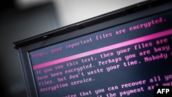 Tayangan pesan di laptop setelah diserang oleh ransomware sebagai bagian serangan siber di seluruh dunia pada 27 Juni 2017, di Geldrop, Belanda.