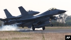 Pesawat tempur jet F-16 di pangkalan militer Chiayi, Taiwan, 26 Januari 2016. (Foto: dok).