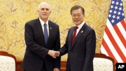 평창동계올림픽 개막식 참석을 위해 한국을 방문한 마이크 펜스 미국 부통령(왼쪽)이 8일 청와대에서 문재인 한국 대통령과 만남을 가졌다.