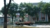 Une camionnette traverse les eaux de crue d'une rue inondée à Xinxiang, dans la province du Henan (centre de la Chine), le dimanche 25 juillet 2021. 