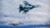 Російський СУ-27 (зверху) у районі Балтики. Неподалік від нього британський винищувач.