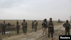 Tentara Nasional Afghan tiba di lokasi kontak senjata antara Taliban dan pasukan keamanan Afghanistan di Kunduz, Afghanistan, 4 Maret 2020 REUTERS/Stringer NO RESALES. NO ARCHIVES.