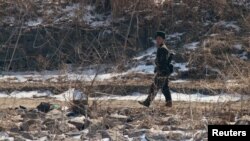 지난 2월 북중 접경 도시 신의주에서 북한 군인이 압록강 주변을 순찰하고 있다. 강 너머 중국 단둥에서 촬영한 사진. (자료사진)