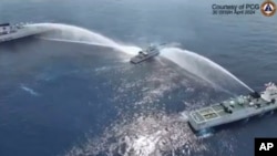 Kapal Penjaga Pantai Filipina, BRP BAGACAY (MRRV-4410) disemprot air oleh Garda Pantai China saat mencoba mendekati perairan dekat Scarborough Shoal yang dikenal sebagai Bajo De Masinloc di Laut China Selatan pada Selasa, 30 April 2024. (Foto: via AP)