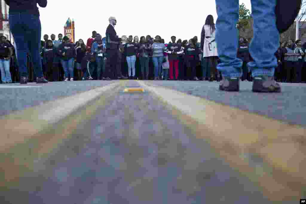 Warga berbaris sambil berpegangan tangan menuju Jembatan Edmund Pettus untuk menghormati Martin Luther King, Jr., di Selma, Alabama (18/1). ​(AP/Brynn Anderson)