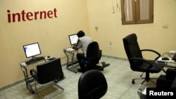 Un utilisateur d'Internet dans une salle de la compagnie de télécommunication dirigée par l'État à La Havane, le 4 juin 2013.