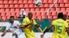 L'attaquant sénégalais Keita Balde (à gauche) rivalise avec le défenseur zimbabwéen Gerald Takwara (2e à gauche) lors du match de football du groupe B de la Coupe d'Afrique des nations (CAN) 2021 entre le Sénégal et le Zimbabwe au stade de Kouekong à Bafo