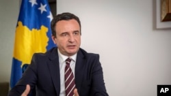 Нема да потклекнеме соочувајќи се со овие криминалци за кои утврдивме дека стрелаа врз НАТО војници, косовски полицајци и новинари, изјави Курти. 