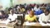 Des candidats en salle de composition, Ouagadougou, le 19 septembre 2019 (VOA/Lamine Traoré)