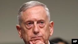 លោក Jim Mattis រដ្ឋ​មន្ត្រី​ការពារ​ប្រទេស​កំពុង​ស្តាប់​ ខណៈ​ដែល​លោក​ធ្វើ​សក្ខីកម្ម​នៅ ក្នុង​សភា Capitol Hill កាលពីថ្ងៃទី១៣ ខែមិថុនា ឆ្នាំ២០១៧។