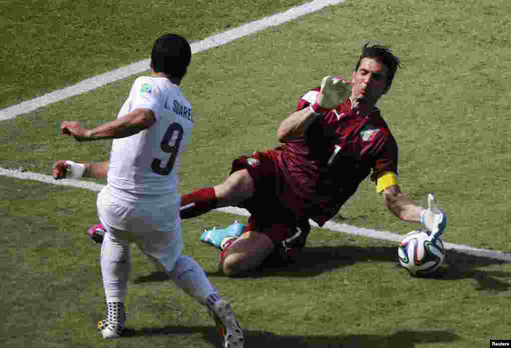 Le gardien de but italien Gianluigi Buffon dévie un tir de l&#39;Uruguayen Luis Suarez lors de leur match à l&#39;aréna Dunas à Natal, le 24 juin 2014.