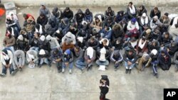 Des Tunisiens attendent d'embarquer pour tenter de rejoindre l'île italienne de Lampedusa