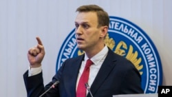 Pemimpin oposisi Rusia, Alexei Navalny, berbicara di komisi Pemilihan Rusia setelah menyerahkan dokumen-dokumen pendaftaran sebagai calon presiden di Moscow, 25 Desember 2017. 