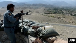 Seorang tentara Afghanistan siaga dalam pertempuran melawan militan ISIS di daerah Achin, provinsi Nangarhar hari Rabu (28/10).