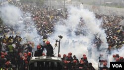 Polisi Malaysia menembakkan gas air mata terhadap demonstran dari koalisi 'Bersih' dalam unjuk rasa di Kuala Lumpur (9/7).