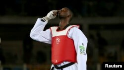 Le Nigérien Issoufou Alfaga Abdoulrazak lors d'un combat pendant les Jeux Olympiques, le 20 août 2016. 