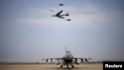 Pesawat milik Angkatan Udara AS, U.S. Air Force B-52 terbang melintasi Pangkalan Udara Militer Osan di Pyeongtaek, Korea Selatan (10/1).
