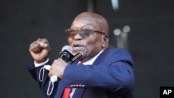 L'ancien président sud-africain Jacob Zuma s'adresse à des partisans devant la Haute Cour de Pietermaritzburg, en Afrique du Sud, le mercredi 26 mai 2021, où il fait face à des accusations de corruption.