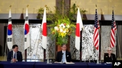 Wakil Menlu AS Wendy Sherman (kanan), Wakil Pertama Menlu Korea Selatan Choi Jong Kun (kiri), dan Wakil Menlu Jepang Takeo Mori menghadiri konferensi pers di Tokyo, Rabu, 21 Juli 2021. 