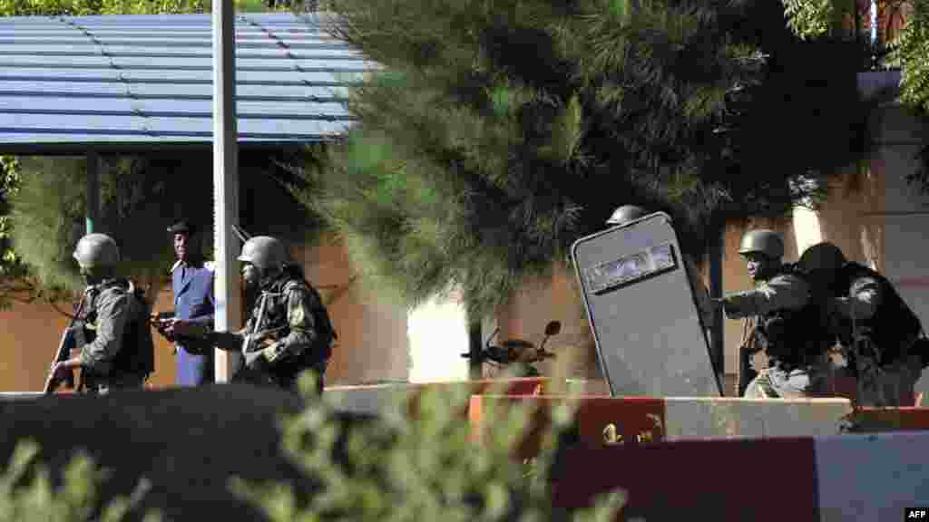 Des troupes maliennes prennent position près de l&#39;hôtel Radisson, Bamako, 20 novembre 2015 &nbsp;
