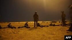 Des soldats nigériens participent à un exercice d'entraînement conjoint avec des soldats américains lors de l'exercice Flintlock 2017 à Diffa, au Niger. 