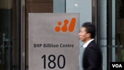 Pintu depan kantor pusat BHP Billiton, salah satu perusahaan tambang Australia terbesar, di pusat kota Melbourne. (foto: dok)