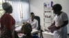 Une dermatologue à la clinique Rabito à Accra, Ghana, le 3 juillet 2018.