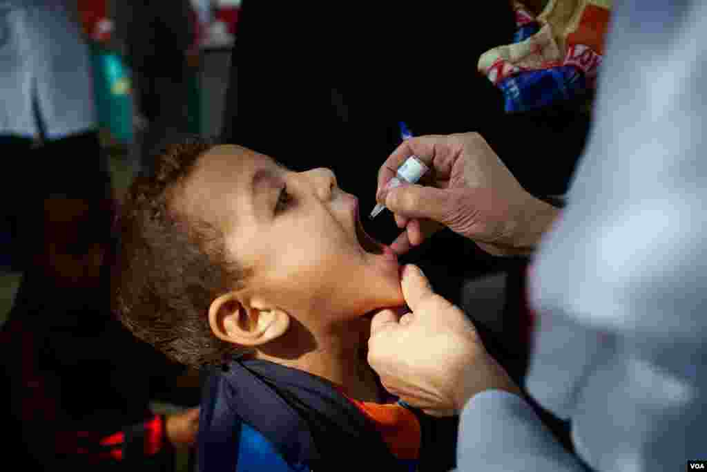 Egypt has begun a new round of vaccinations against polio, one of several national efforts in the Middle East after the crippling disease recently resurfaced in war-torn Syria, Cairo, Nov. 17, 2013. (Yuli Weeks for VOA)