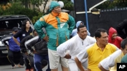 Para polisi Tangerang melakukan senam yang merupakan bagian dari program penurunan berat badan wajib. (AP/Tatan Syuflana)