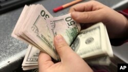 Naiknya inflasi di AS, memungkinkan kenaikan suku bunga pinjaman oleh bank sentral (Federal Reserve) dalam pertemuan bulan depan (foto: ilustrasi).