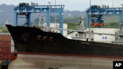 Kapal kargo Korea Utara Chong Chon Gang yang ditemukan membawa senjata ketika akan memasuki Terusan Panama (foto: dok).
